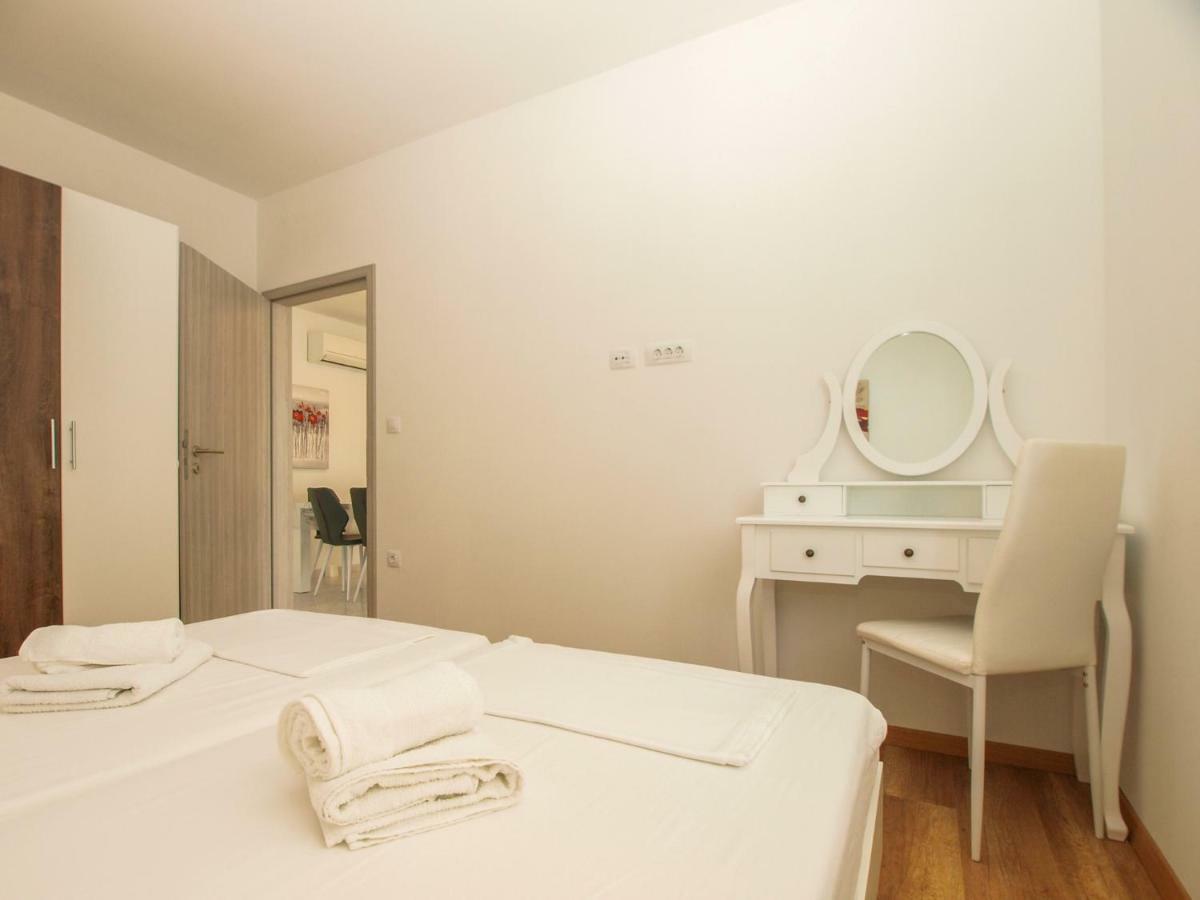 4 Stars Apartments-Pikula Fažana Extérieur photo