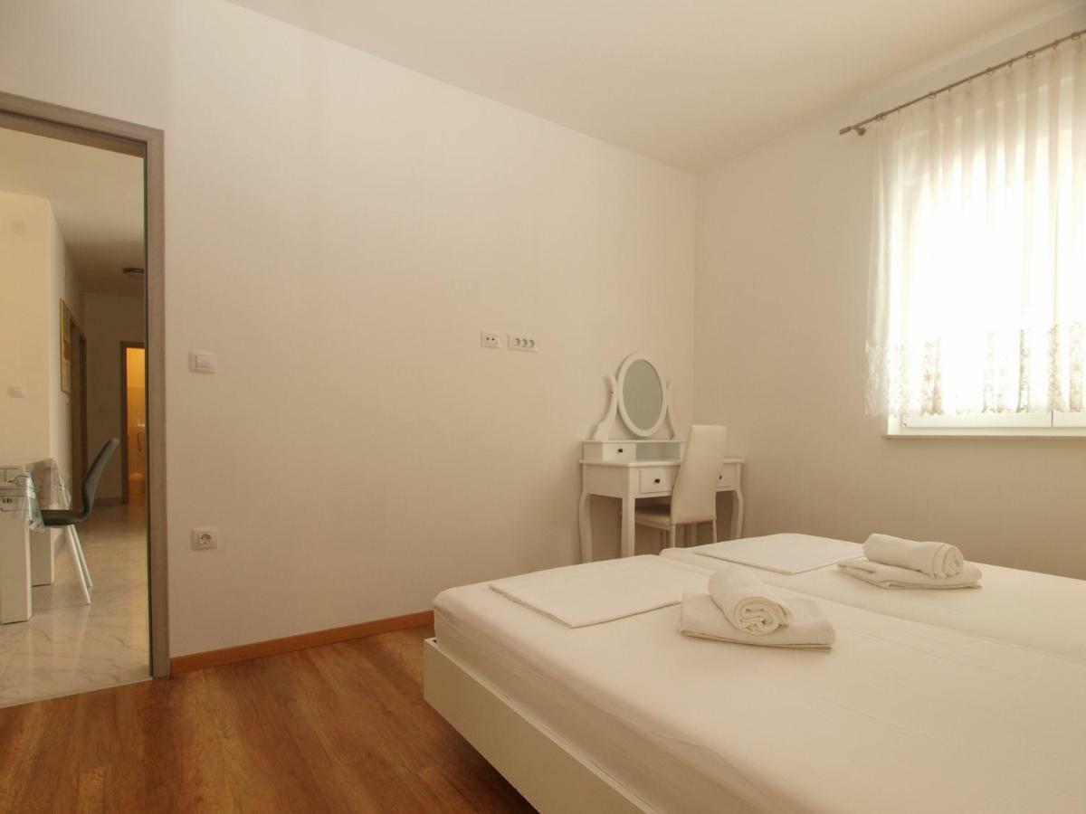 4 Stars Apartments-Pikula Fažana Extérieur photo